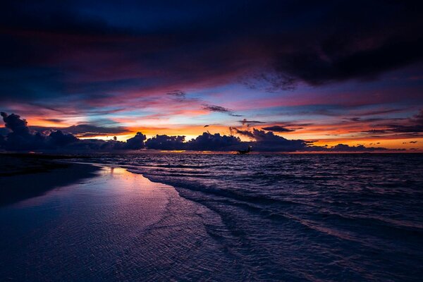 Coucher de soleil et la mer. Nature incroyable