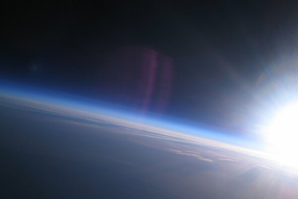 Terra nell atmosfera. Il sole tramonta dietro il pianeta