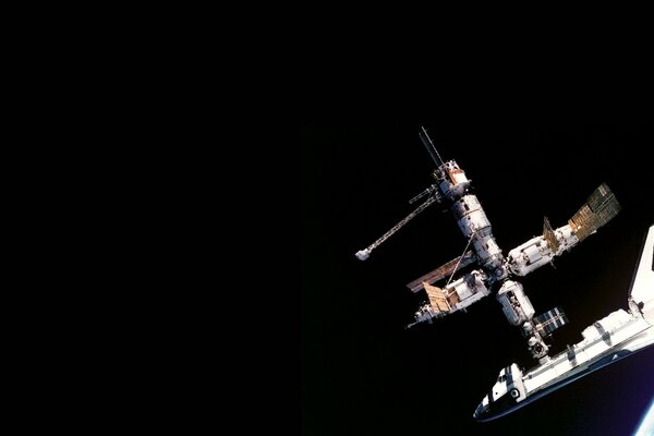 Satellite shuttle in orbita spaziale sopra il pianeta