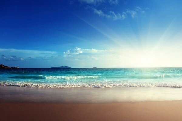 ¡La belleza del mar azul regado por el sol!