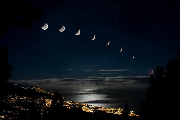 Luna en el cielo sobre la ciudad Eclipse cíclico