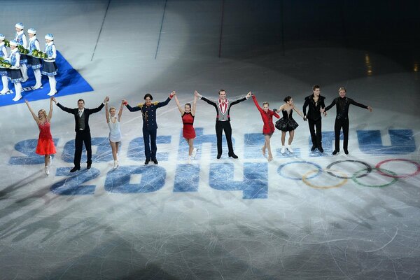 Eiskunstläufer treten bei den Olympischen Spielen in Sotschi auf