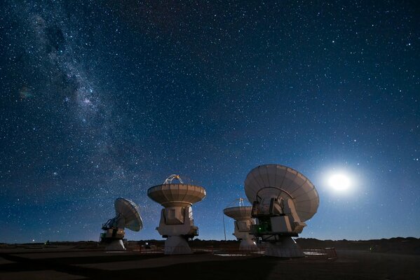 Cielo stellato e Luna. Via Lattea tramite radiotelescopio