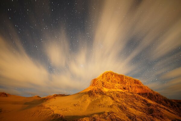 Barchan del deserto contro il cielo