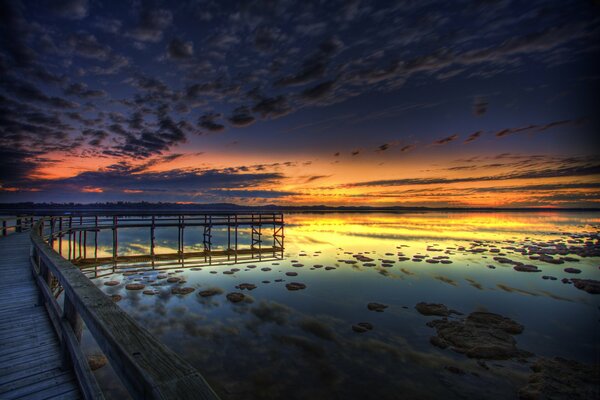 Muelle de la tarde al atardecer en colores brillantes