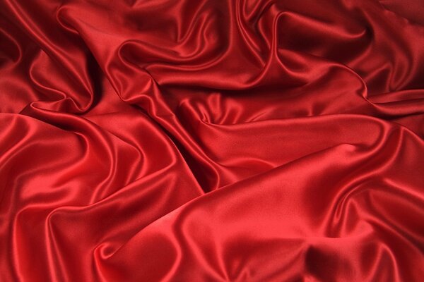 Gładka błyszcząca czerwona tkanina, fałdy i krzywe