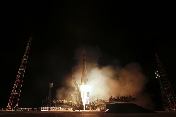 Installieren und Starten einer Rakete in der Nacht