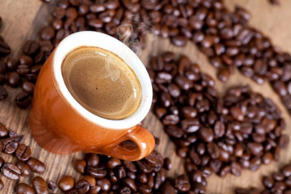 Taza de café con granos de café