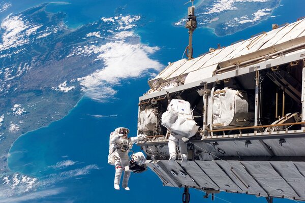 Astronauten im Weltraum schauen von oben auf den Planeten Erde