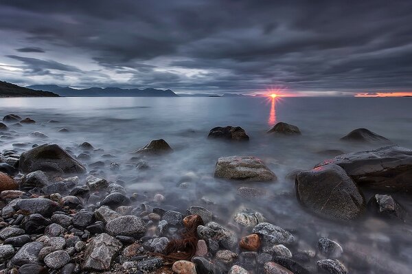 Beau coucher de soleil sur la mer de Norvège