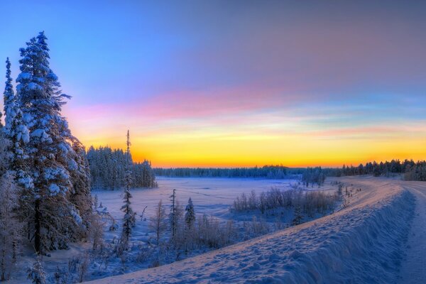 Zimowa droga odchodząca w zachód słońca