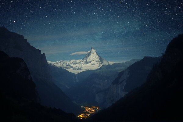 Nuit étoilée, vue sur le sommet de la montagne