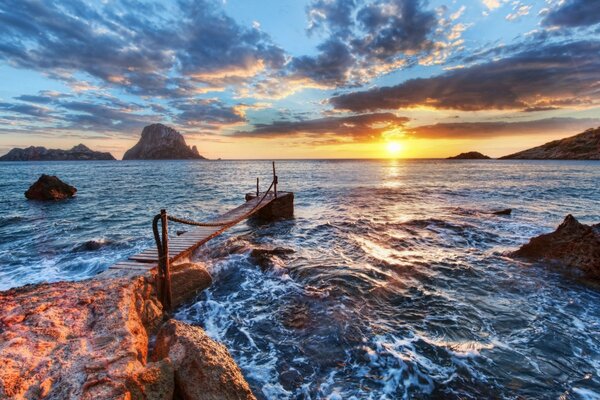 Sonnenuntergang auf Wellen am Meer auf Hintergrund