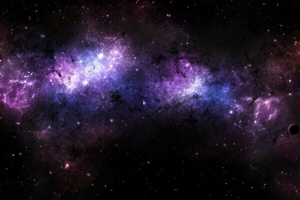 Hermosa nebulosa púrpura sobre fondo negro