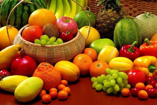 Fruits appétissants sur la table rouge