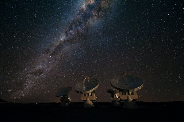 Radiotélescopes sur fond de la voie lactée et des étoiles