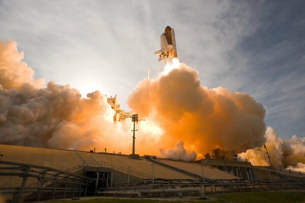 Lanzamiento del transbordador espacial al espacio