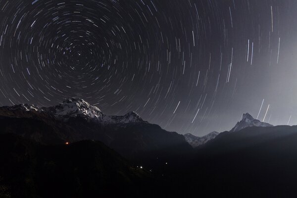 Montagnes sur fond de ciel brumeux nocturne