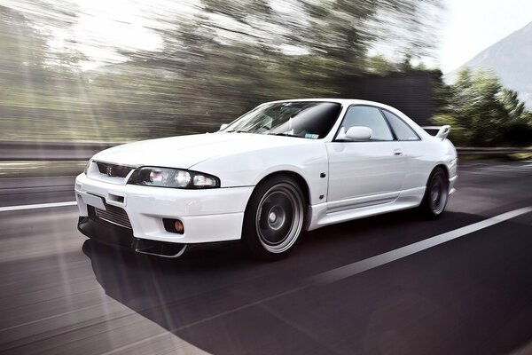 Nissan Skyline blanco en la carretera