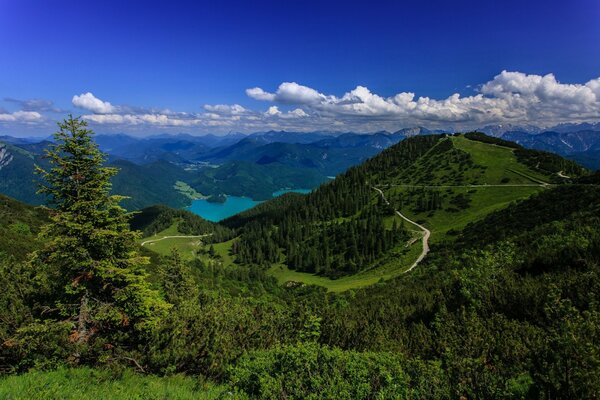 Alpes bávaros y nubes en el cielo azul