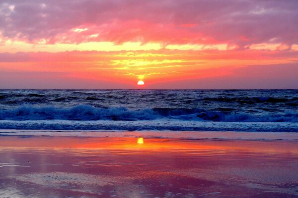 Puesta de sol a orillas del mar agitado