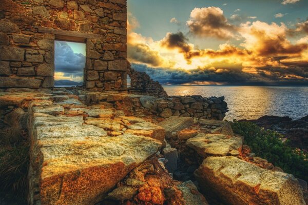 Ruines du château sur fond de coucher de soleil