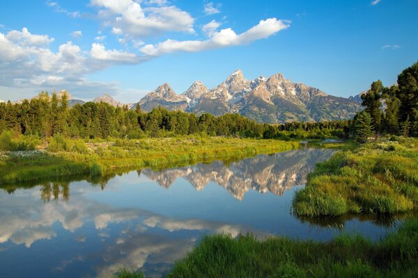 El silencio de las montañas en el reflejo del lago