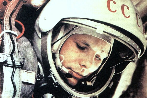 Il primo cosmonauta Yuri Gagarin in tuta spaziale