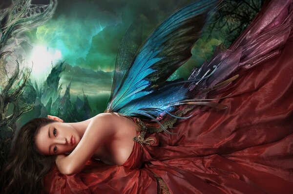 Девушка в красном платье с крыльями