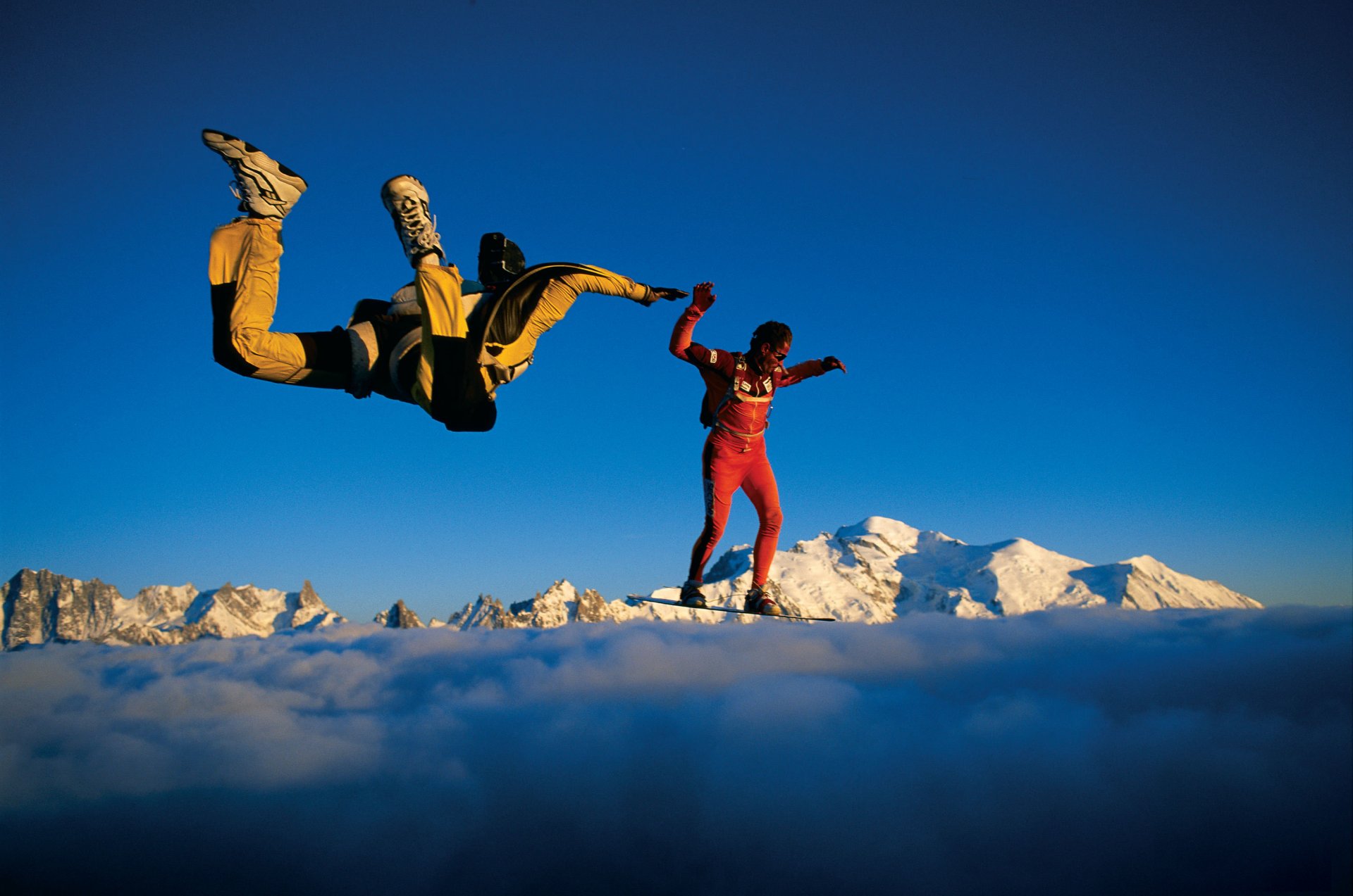 paracadutisti paracadutismo skysurf volantino macchina fotografica bordo nuvole montagne neve cielo contenitore paracadute sport estremi