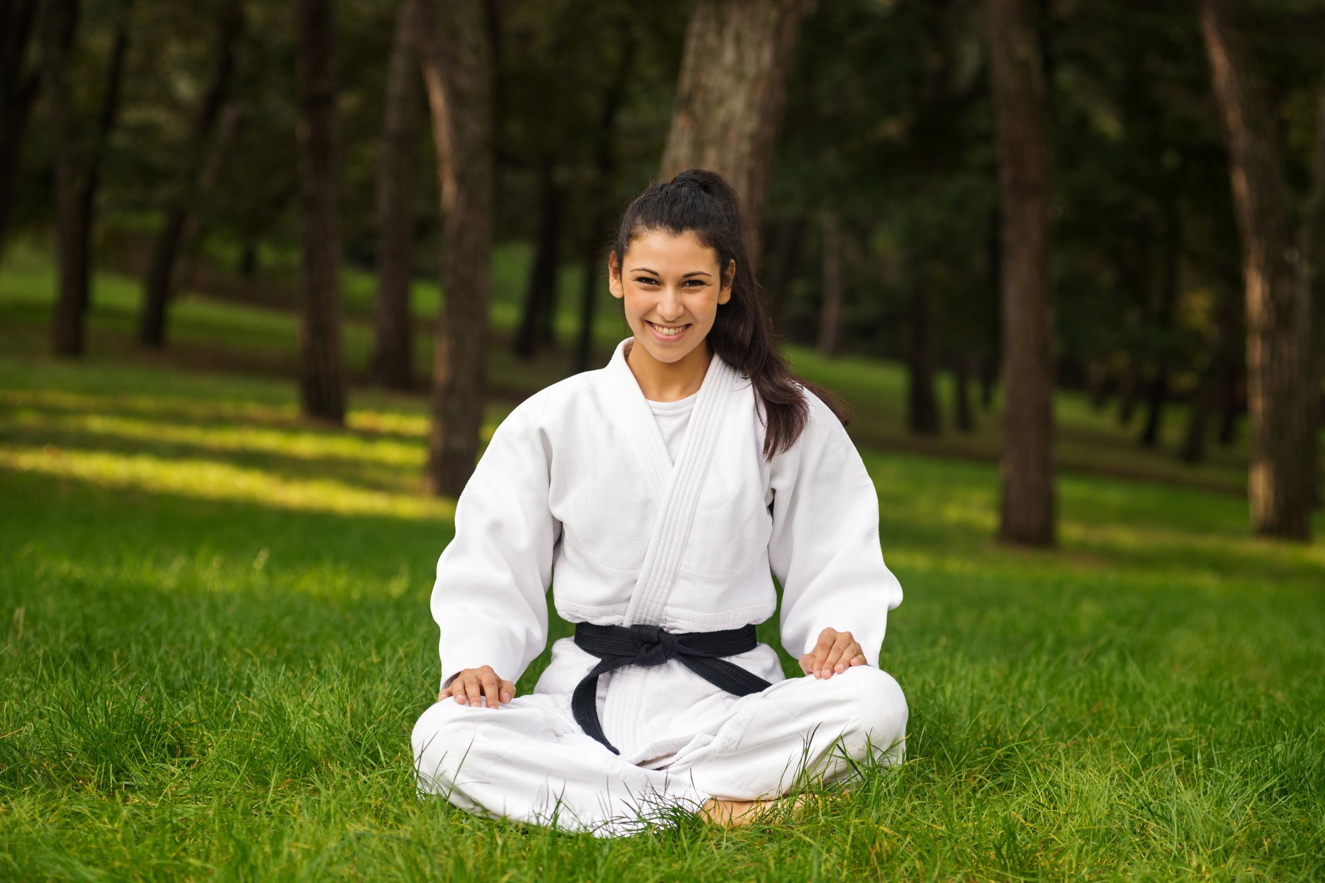 sport sportlerin miroslava dzotova schön frau praktizierende karate kampfkunst ausrüstung kimono schwarzer gürtel mischen alle farben farbe nächte meister karateka natur training bokeh tapete