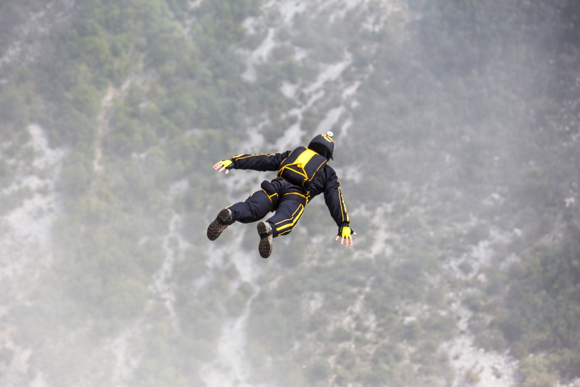 base jumping baser pista salto volo casco macchina fotografica electron clu contenitore paracadute sport estremi