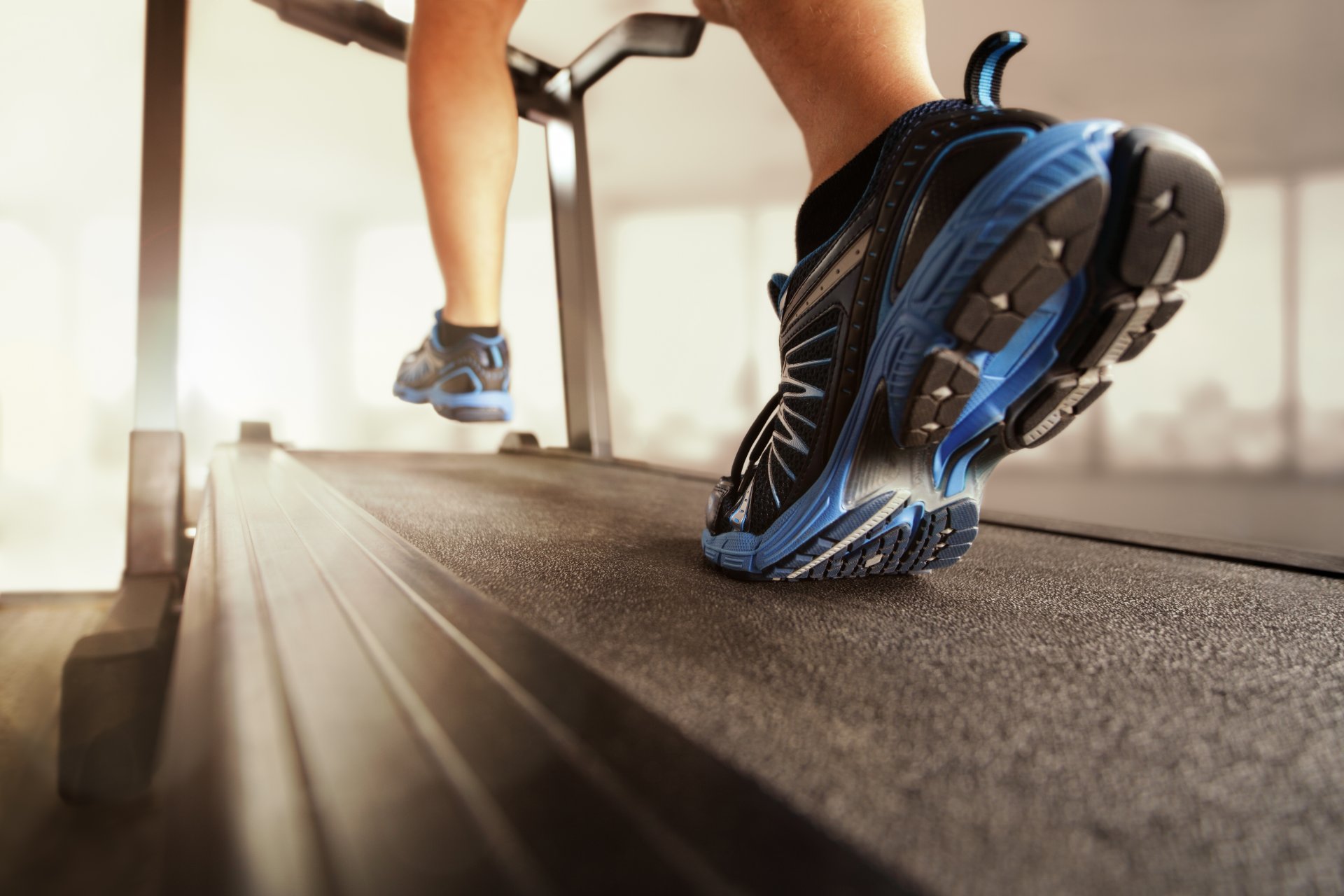 corriendo en la cinta de correr zapatos gimnasio