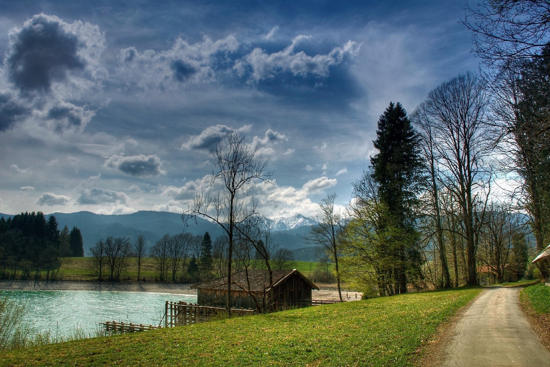 paysage lac arbres ciel route maison montagnes