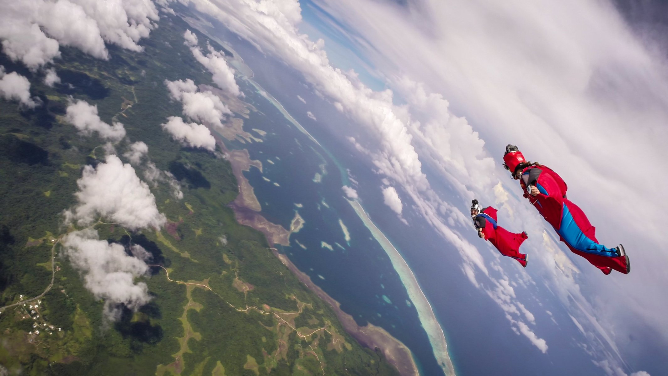 wingsuit pilotes éducation casque caméra nuages ombres mer île conteneur parachute sports extrêmes