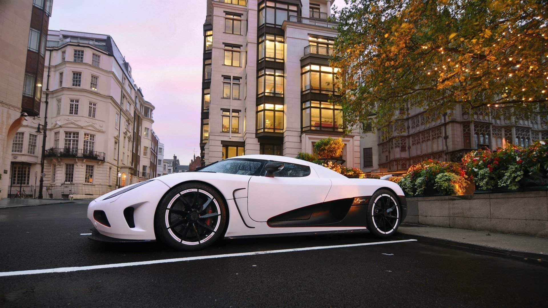 hypercar koenigsegg straße agera abend