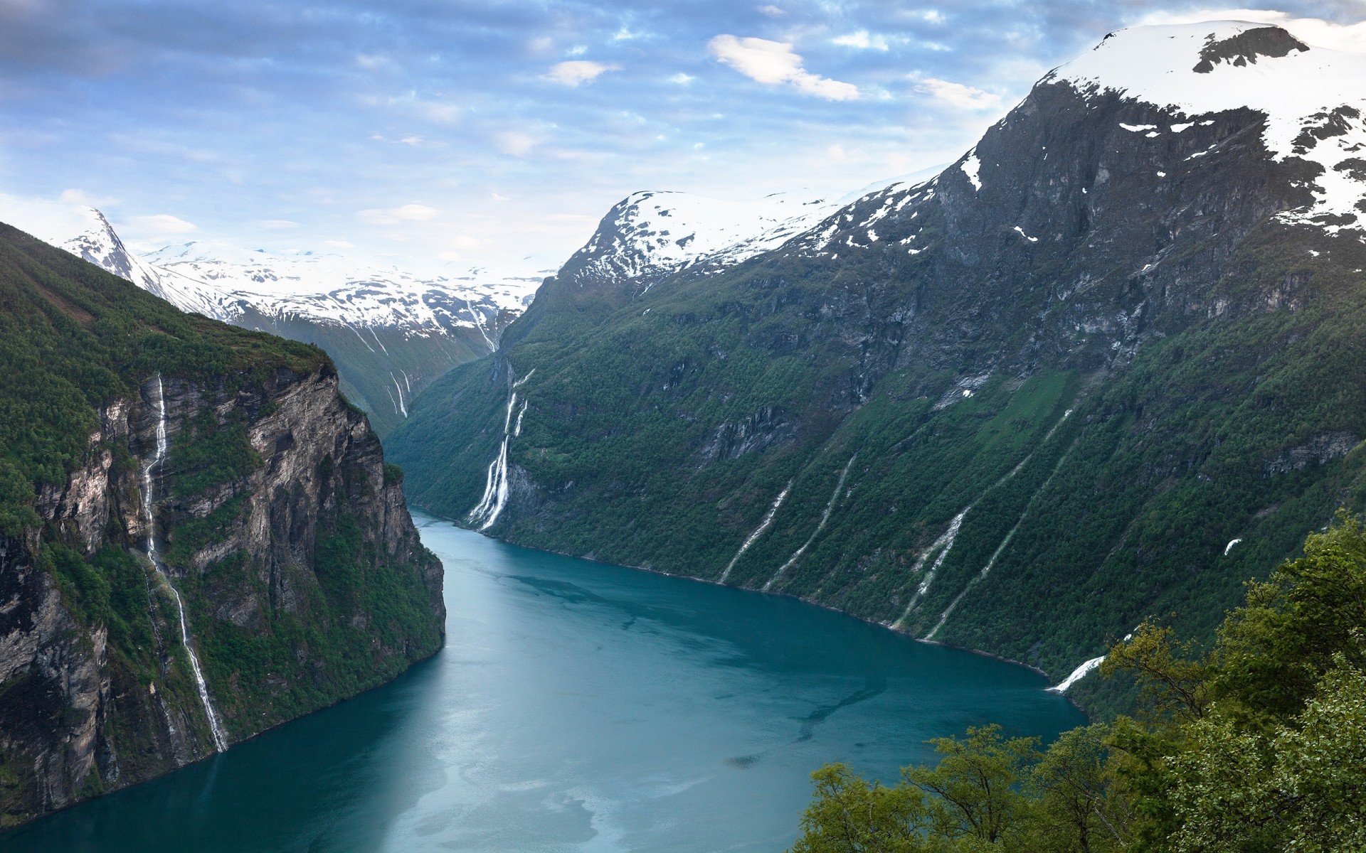 geirangerfjorden fiordo de geiranger río noruega montañas