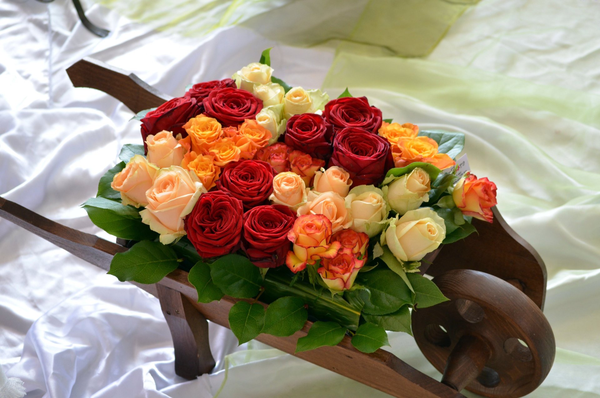 brouette roses chariot jaune bouquet rouge blanc