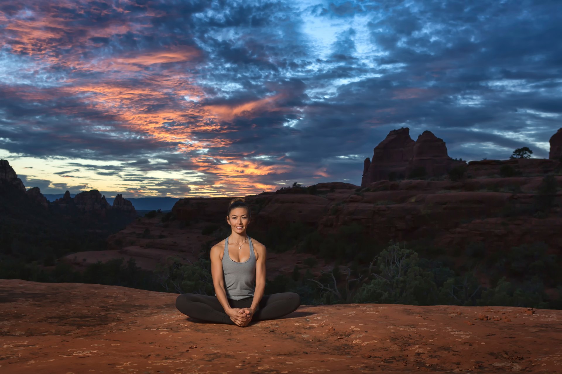 gosan no kiri yoga en las rocas chica montañas