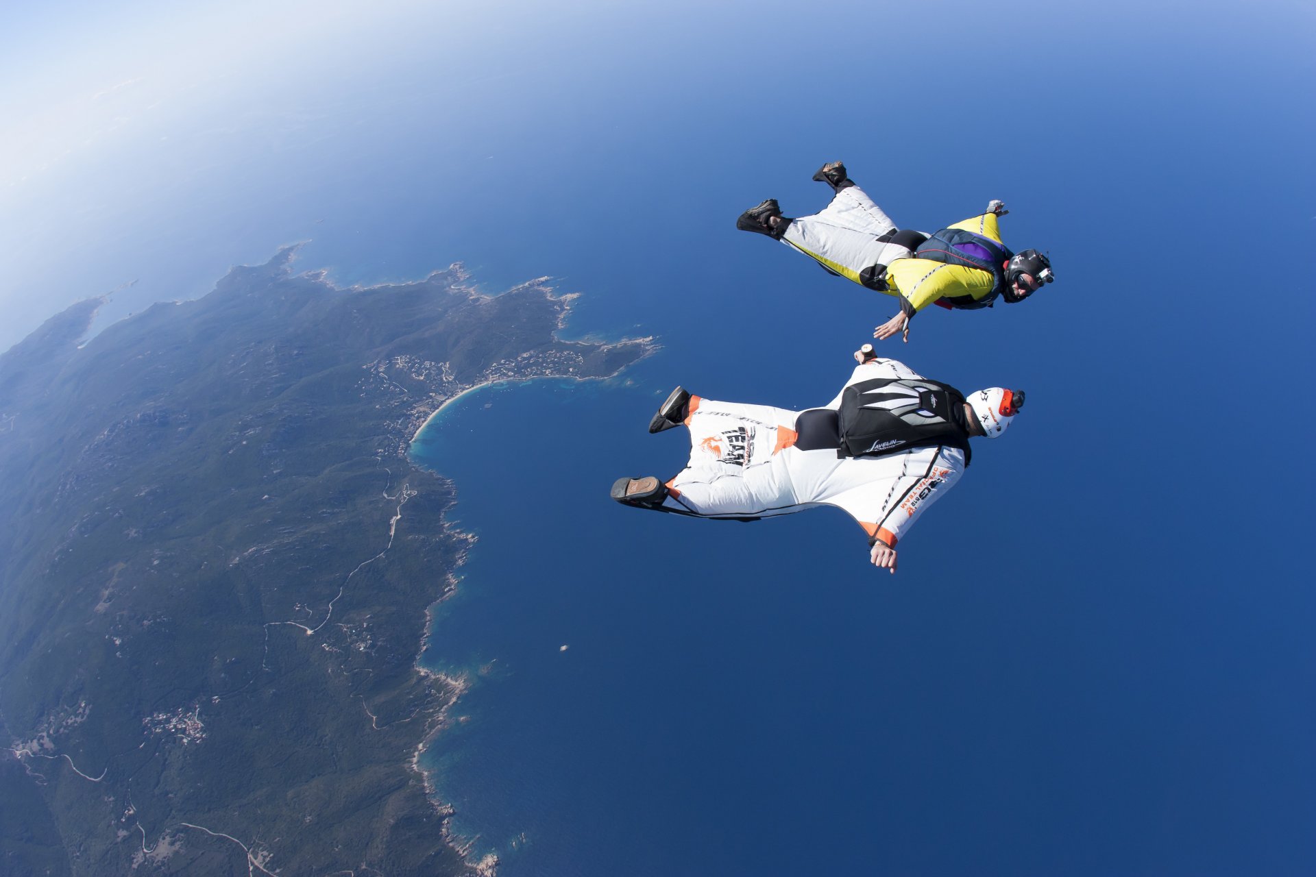 wingsuit piloten bildung fs helm kamera meer himmel sonnig insel container fallschirm extremsport