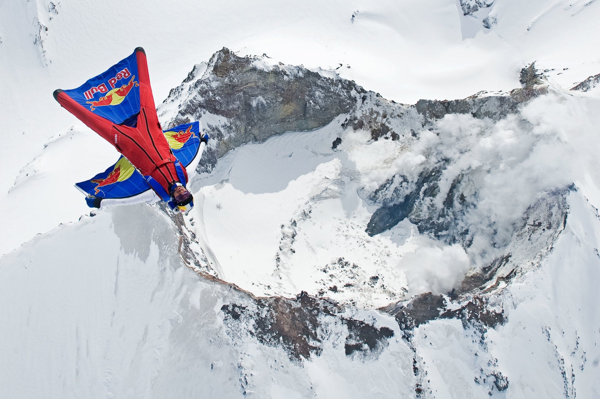 wingsuit pilote voler aviateur volcan montagne fumée neige hiver conteneur parachute taureau rouge sports extrêmes