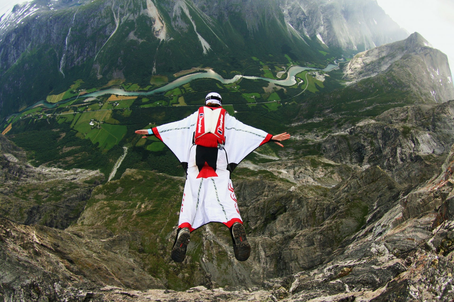 wingsuit pilote base-ball casque montagnes vallées rivières norvège conteneur parachute sports extrêmes