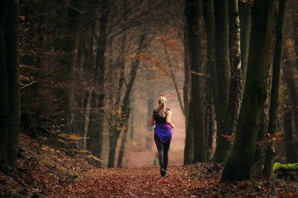 Una ragazza che è andata a fare jogging nella foresta d autunno