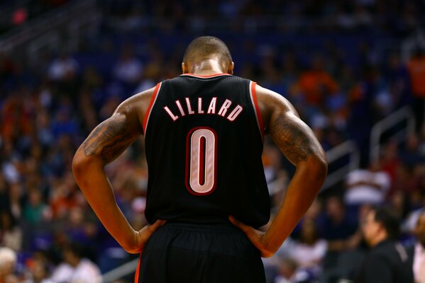 Damian Lillard se tient le dos au spectateur