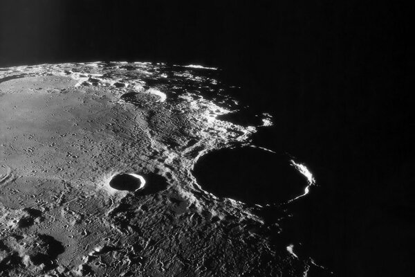 L ombra del cratere sulla Luna in Terminator