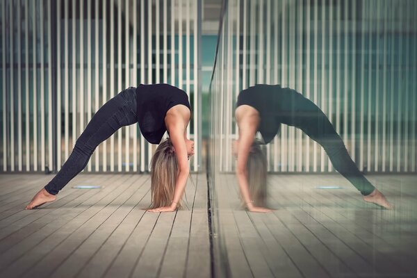 Gymnaste fille gracieuse et son reflet