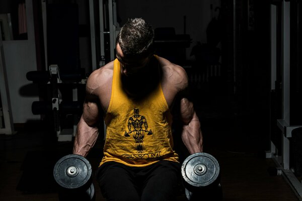 Homme musclé dans la salle de gym