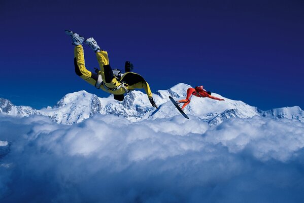 Extremes Skysurfen auf einem Brett über den Wolken