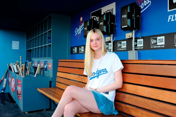 El Fanning est assise sur le banc