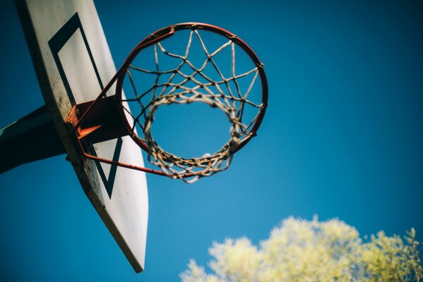 Canestro da basket contro il cielo